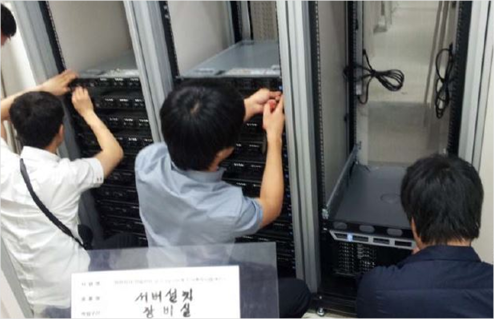 공공 관제 환경의 서버 랙 장비를 설치하는 기술자들